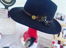 Load image into Gallery viewer, Feathered Frog hat pins