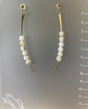 Load image into Gallery viewer, Brassy shells Earrings
