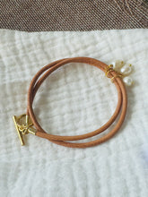 Load image into Gallery viewer, Leather Pearl Bracelet 4
