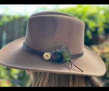 Load image into Gallery viewer, Feathered Frog hat pins
